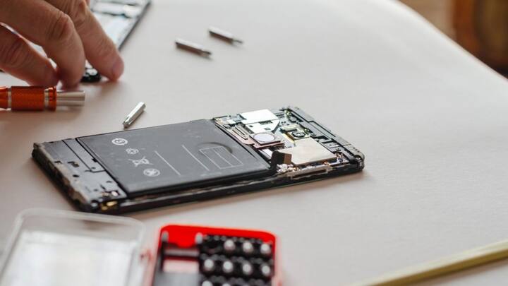 फ्रिज के ऊपर फोन रखकर चार्ज पर लगाना खतरनाक हो सकता है. आपको बता दें फ्रिज के ऊपर फोन रखने से सबसे बड़ा खतरा यह है कि वहां तापमान कम होता है. लेकिन चार्जिंग के दौरान बैटरी गर्म होती है. यह अचानक तापमान बदलाव बैटरी के लिए हानिकारक हो सकता है.