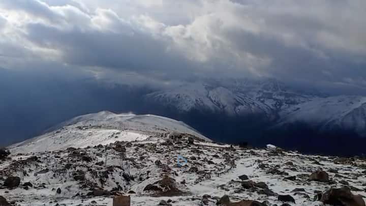 बर्फबारी से गुलमर्ग का नजारा शीतकालीन परिदृश्य में बदल गया. पर्यटक बेहद रोमांचित दिखे और इस नजारे को जादुई अनुभव बताया. उन्होंने कहा कि अक्टूबर में इतनी जल्दी बर्फबारी होगी ये पता नहीं था.