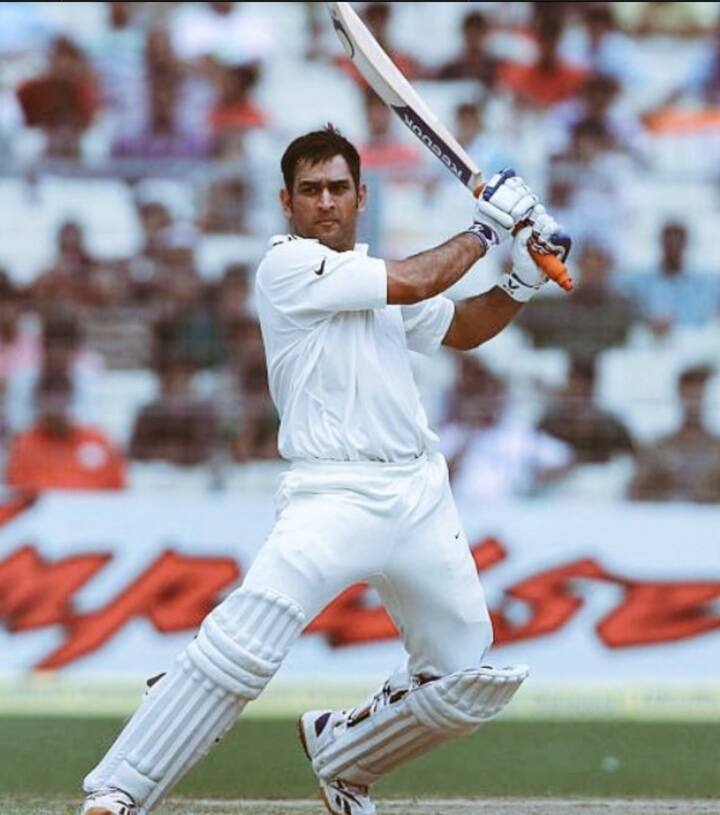 टेस्ट क्रिकेट में सबसे ज्यादा छक्के लगाने वाले भारतीय बल्लेबाजों की लिस्ट में भारत के पूर्व कप्तान एमएस धोनी पांचवें स्थान पर हैं. धोनी ने अपने करियर में 90 खेले हैं और 78 छक्के लगाए हैं.