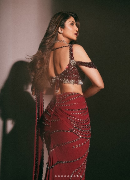 गेल्या काही वर्षांत, बाजीगरपासून ते फिटनेस आयकॉन, उद्योजक आणि रिअॅलिटी शोज  होईपर्यंत, शिल्पा शेट्टीने भारतीय मनोरंजन क्षेत्रात आपले स्थान निर्माण केले आहे. तिची फॅशन अजूनही तिच्या स्टारपावर दाखवते.