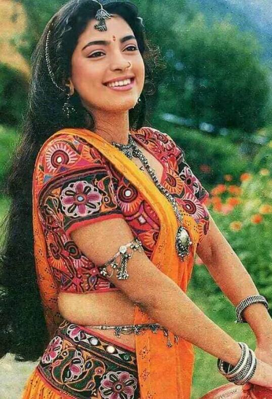 Amidst all this, Juhi Chawla is beautiful of Bala. During the days of youth, she used to make everyone crazy with her beauty.