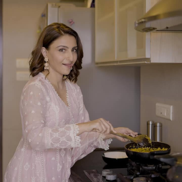 मशहूर पूर्व क्रिकेटर मंसूर अली खान पटौदी और एक्ट्रेस शर्मिला टैगोर की बेटी सोहा अली खान भी एक्ट्रेस हैं. हालांकि सोहा का फिल्मी करियर कुछ खास नहीं चल पाया लेकिन वो अपनी पहचान बनाने में कामयाब रहीं.