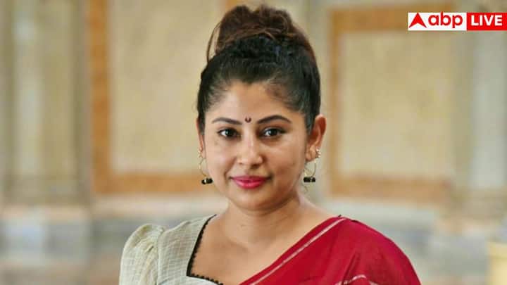 कम समय में आईएएस की परीक्षा पास करने के साथ स्मिता ने राज्य के सीएम के ऑफिस में तैनात होने वाली पहली महिला अधिकारी का रिकॉर्ड भी अपने नाम दर्ज किया है.