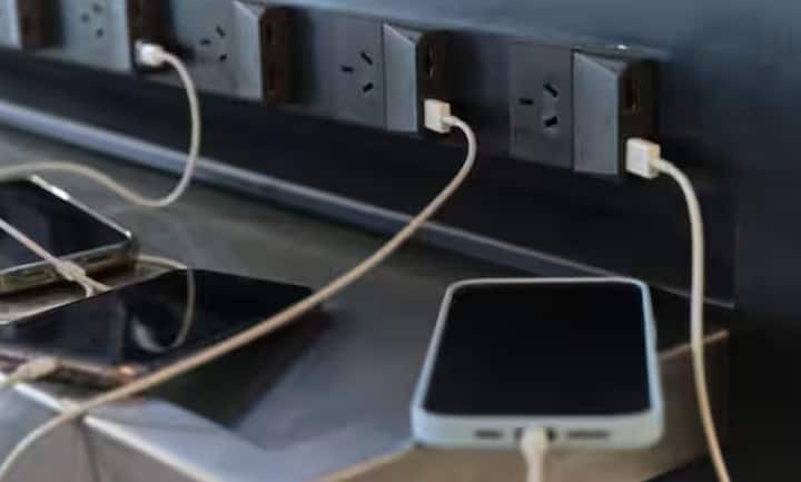 તમારા ફોનને રેફ્રિજરેટર પર રાખવાથી પણ ડેટા જોખમમાં મુકાઈ શકે છે. અચાનક પાવર આઉટેજ અથવા બેટરી વિસ્ફોટ થવાથી ફોન ડેટા ગુમાવી શકે છે. તેથી, નિષ્ણાતો તમારા ફોનને રેફ્રિજરેટરની ઉપર ચાર્જ કરવાની સલાહ આપતા નથી.