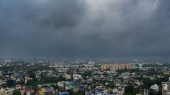 Weather Update: āĻāĻ āĻĨā§āĻā§ āĻĻāĻā§āώāĻŋāĻŖāĻŦāĻā§āĻ āĻā§āĻĄāĻŧā§ āϧā§āϰ⧠āϧā§āϰ⧠āĻāĻŽāĻŦā§ āĻŦā§āώā§āĻāĻŋāϰ āĻĒāϰāĻŋāĻŽāĻžāĻŖ ! āĻ
āĻŦāĻļā§āώ⧠āϏā§āĻāĻŦāϰ āĻāĻžāύāĻžāϞ āĻāĻŦāĻšāĻžāĻā§āĻž āĻĻāĻĢāϤāϰ