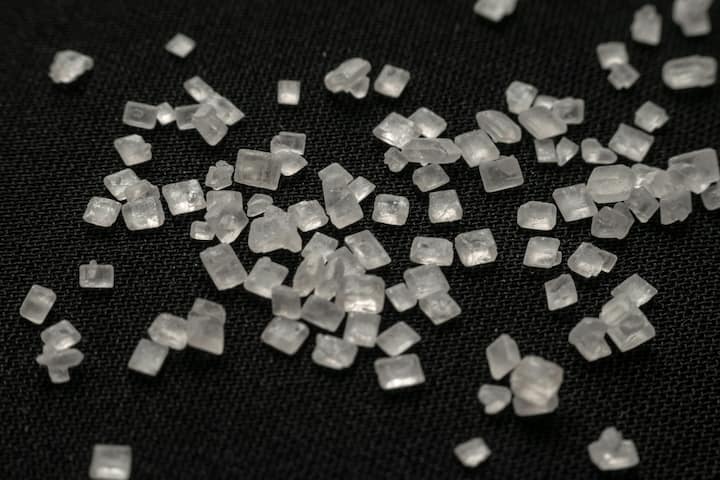 साखरेचं जास्त सेवन केल्याने हृदय व रक्तवाहिन्यांसंबंधित आजारांचा धोका वाढतो.