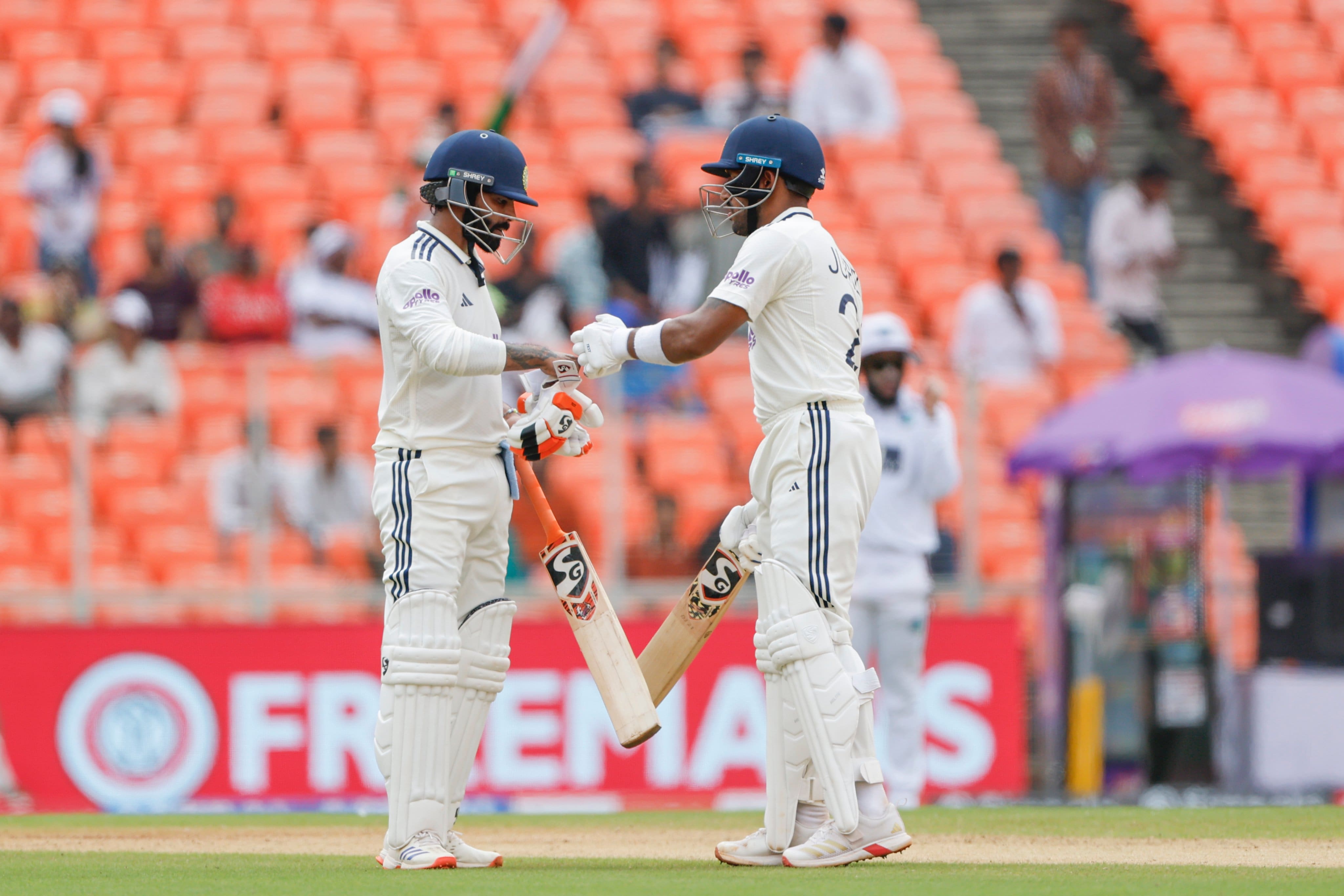 IND vs WI: 300 ரன்களை கடந்த இந்தியா.. சதத்தை நோக்கி துருவ் ஜுரல்! மேஜிக் செய்யுமா வெ. இண்டீஸ்?