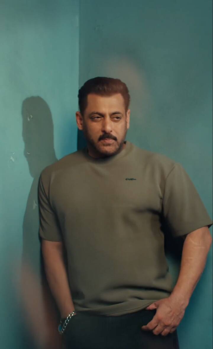 सलमान खान ने हाल ही में सोशल मीडिया पर अपनी नई तस्वीरें और रील साझा की हैं, जो यह साबित करती हैं कि 59 साल की उम्र में भी वह अपनी फिटनेस और लुक के साथ फैंस का दिल जीतने में सफल हैं.