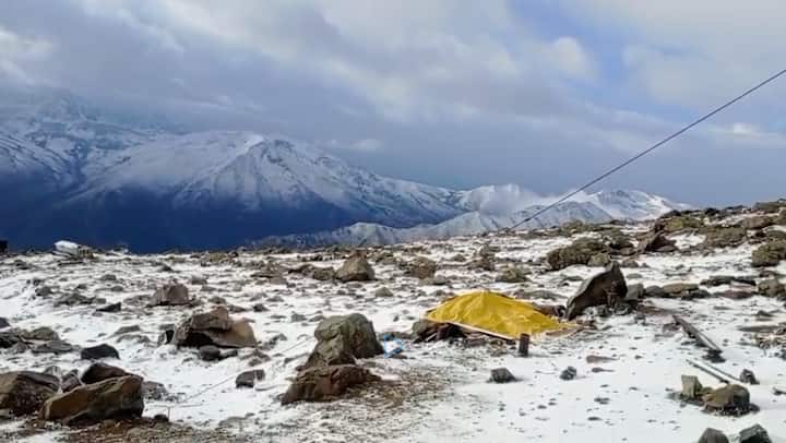 कश्मीर घाटी में सर्दी का आगमन हो चुका है. गुलमर्ग में 1 और 2 अक्टूबर की दरम्यानी रात को इस सीज़न की पहली बर्फबारी हुई. अफरवत और सनशाइन पीक्स की चोटियां सफेद चादर से ढक गईं.