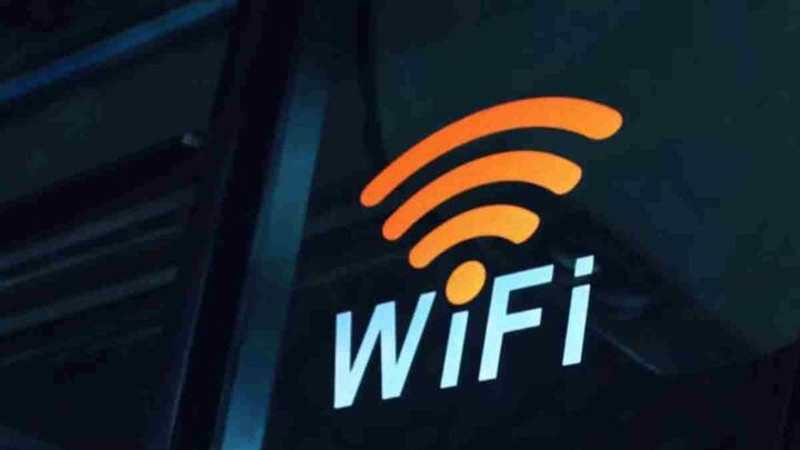 AI WiFi: आज के दौर में सबसे बड़ी समस्या है वाई-फाई की धीमी स्पीड. चाहे ऑफिस हो या घर, काम के बीच में अचानक नेट का रुकना किसी सिरदर्द से कम नहीं लगता.