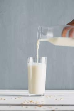 Best time to drink milk : दूध रात्री प्यावं की दिवसा? जाणून घ्या योग्य वेळ!