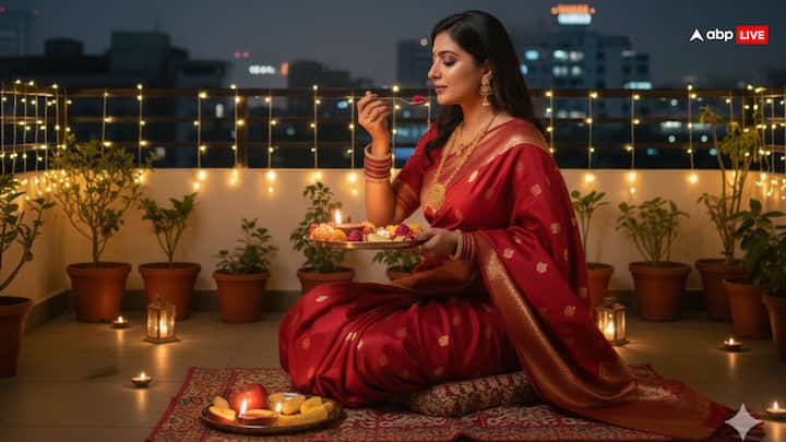 व्रत तोड़ते वक्त भारी भोजन से बचते हुए, फलों का सेवन करना चाहिए. यह न सिर्फ हल्के होते हैं, बल्कि जल्दी पच भी जाते हैं. इनमें विटामिन और मिनरल्स होते हैं, जो शरीर में हो रहे कमी को पूरा करते हैं और तुरंत ऊर्जा भी देते हैं. खासकर केला, सेब या अनार जैसे फल तुरंत ताकत देते हैं.