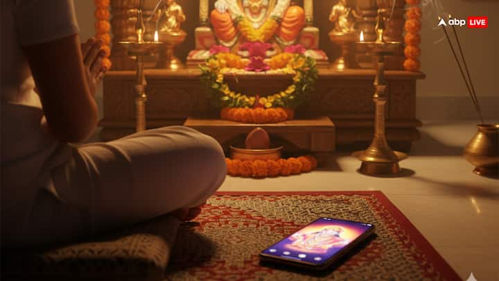 मोबाइल फोन पर भगवान की तस्वीर लगाना बिल्कुल बुरा माना जाता है, क्योंकि इसे हम अशुद्ध जगहों पर लेकर जाते हैं, जिससे इसकी मर्यादा का पालन नहीं होता. इसलिए बेहतर है कि इन तस्वीर को मंदिर या घर के पवित्र स्थानों पर ही रखें.