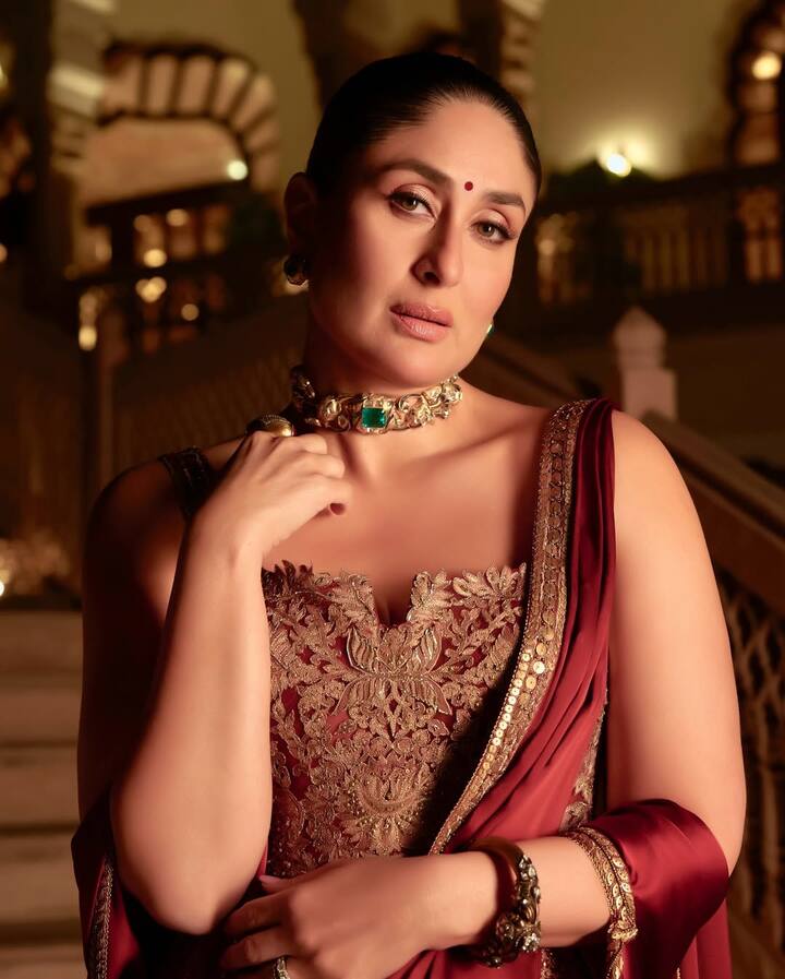 This hairstyle of Kareena Kapoor is the right mix of Royal and Minimal Look for Karva Chauth. In this style, he has kept his hair completely sleek by demanding from the middle. A clean and tight bug has been made near the neck by pulling all the hair back. With this simple, but structural hairstyle, their heavy bran and saree work has been completely emerging, giving a perfect traditional and sophisticated look.