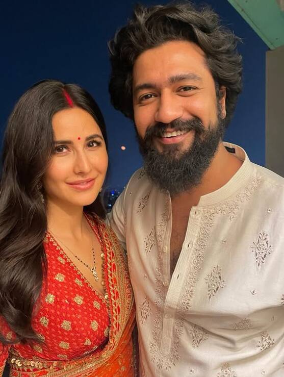 कैटरीना कैफ और विक्की कौशल की तरह आप भी एक दूसरे के काफी करीब होकर इस पोज में फोटो क्लिक करा सकते हैं.यकीन मानिए ये तस्वीर आपके प्यारे पलों की गवाह रहेगी.