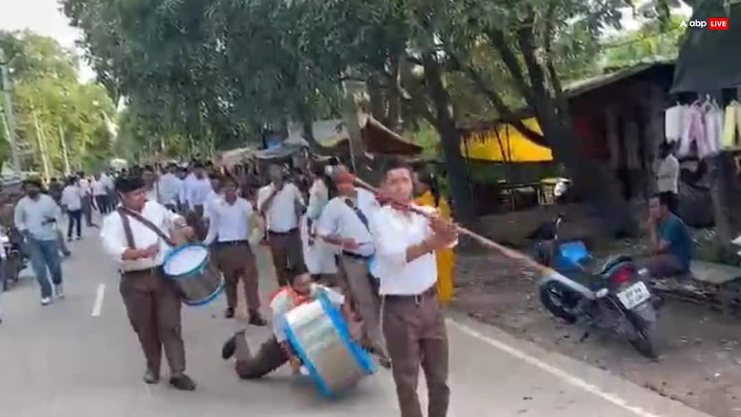 Sitapur news young man playing drums during an RSS march fell down and died सीतापुर: RSS के पथ संचलन में ड्रम बजा रहा युवक चलते-चलते गिरा, मौत, अब PM रिपोर्ट का इंतजार