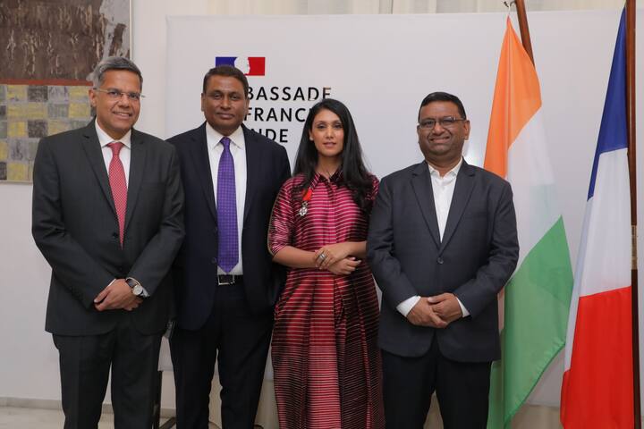 रोशनी अपने पिता की शिव नादर फाउंडेशन की ट्रस्टी भी हैं. उनका ये फाउंडेशन गरीब और जरूरतमंद बच्चों को शिक्षा देता है.