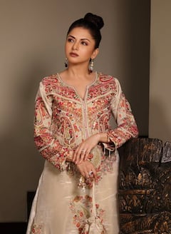 56 की उम्र में भी कहर ढाती हैं भाग्यश्री, जवानी की फोटोज देख हो जाएंगे दीवाने