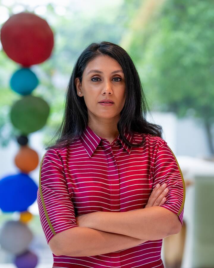 रोशनी सिर्फ बिजनेस में ही नहीं खूबसूरती में भी कई बड़ी हीरोइनों को टक्कर दे रही हैं. लाइट मेकअप वाला ये लुक देख आप भी उनके फैन बन जाएंगे.