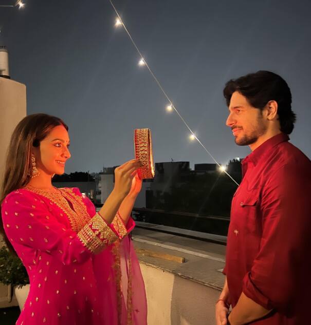करवा चौथ पर छलनी से पति का चेहरा निहारते हुए ये पोज हमेशा ट्रेंड में रहता है. आप भी कियारा और सिद्धार्थ मल्होत्रा के इस करवाचौथ के पोज को कॉपी कर सकती हैं.