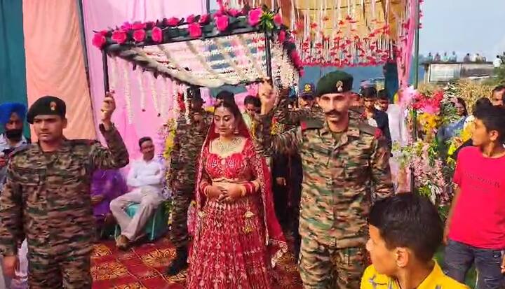 शादी के अवसर पर रेजिमेंट से आए सैनिकों ने बहन को बैंक एफडी के रूप में सम्मान भेंट किया. वहीं पूर्व सैनिक संगठन ने शगुन और स्मृति चिन्ह अर्पित किया.