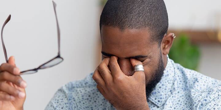 असा निष्कर्ष अनेक डॉक्टरांनी काढला आहे मोबाईल फोन उच्च-ऊर्जा असलेला निळा प्रकाश सोडतात, जो डोळ्यांच्या रेटिनाच्या खोलवर जाऊन त्यांना नुकसान पोहोचवू शकतो