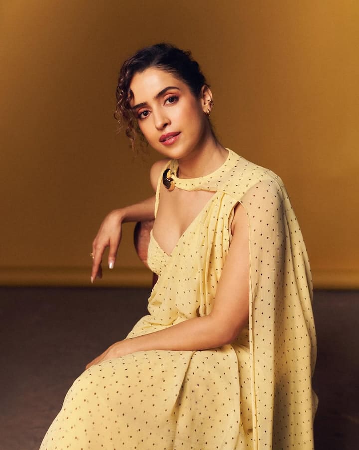 सान्या की साड़ी का हल्का और फ्लोई फैब्रिक इसे सॉफ्ट और फेमिनिन बना रहा है, वहीं डीप नेकलाइन और स्पैगेटी स्ट्रैप्स वाला मैचिंग ब्लाउज पूरे लुक में एक मॉडर्न टच ऐड कर रहा है.