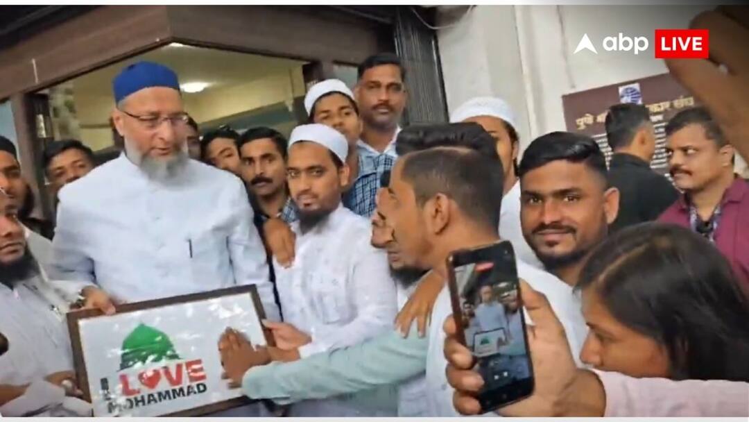 'I Love Muhammed' लिखी तस्वीर स्वीकार करने से ओवैसी ने किया इनकार, नाराज होकर बोले- इस पर हाथ रखो.... I Love Muhammed Controversy Asaduddin Owaisi not accepted Gumbad E Khijra Photo with his own pic 'I Love Muhammed' लिखी तस्वीर स्वीकार करने से ओवैसी ने किया इनकार, नाराज होकर बोले- इस पर हाथ रखो....