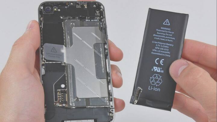 और उससे बैटरी की कैपेसिटी कम हो सकती है. चार्जिंग के दौरान फोन गर्म होता है और अगर इसे फ्रिज जैसी जगह पर रखा जाए तो बैटरी फटने या ब्लास्ट होने का खतरा बढ़ जाता है. इससे ना केवल फोन खराब हो सकता है बल्कि आग लगने का भी रिस्क रहता है.