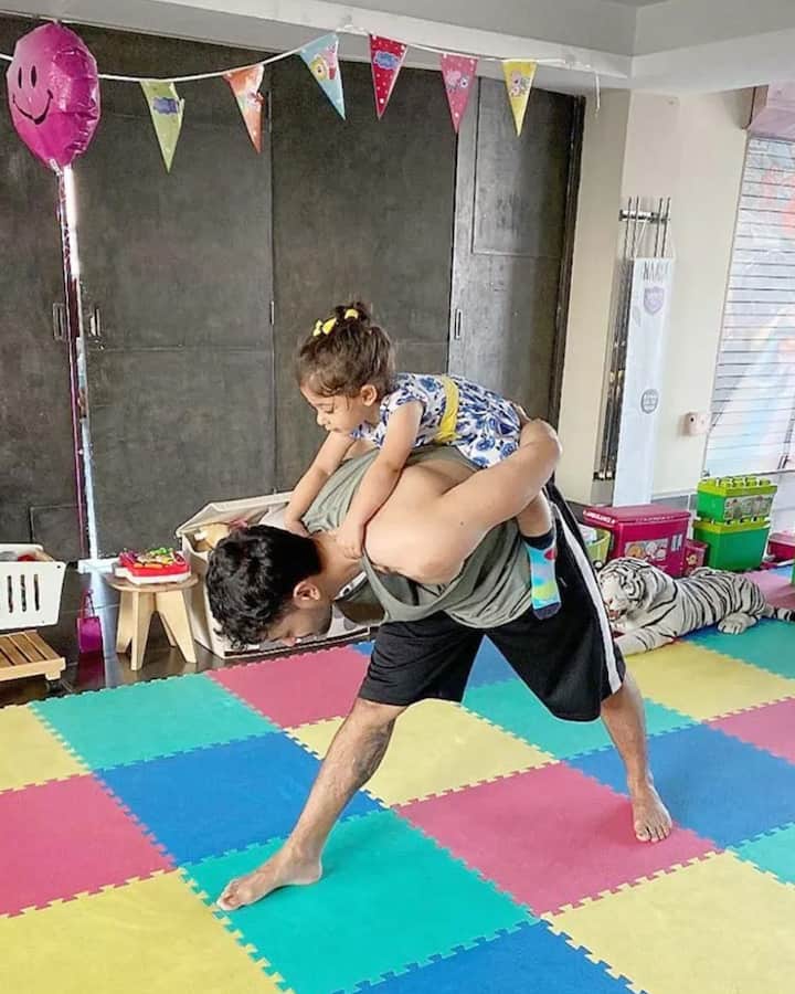 सोहा अली खान ने बेटी के लिए घर के अंदर ना सिर्फ बेहद सुंदर और इनोवेटिव प्ले एरिया भी तैयार कराया है. फैमिली का ज्यादा वक्त भी इसी जगह पर गुजरता है. यहां एक बीज सोफा है लेकिन फर्श पर कई तरह के क्रिएटिव प्ले गेम्स इसे और ज्यादा रोचक बनाते हैं.