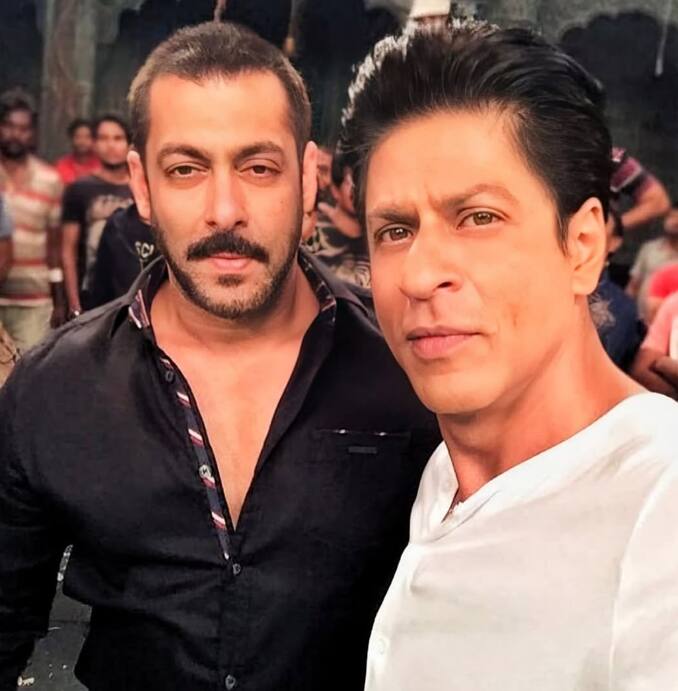 शाहरुख का जन्म 2 नवंबर 1965 को हुआ था और सलमान का 27 दिसंबर 1965 को हुआ था.