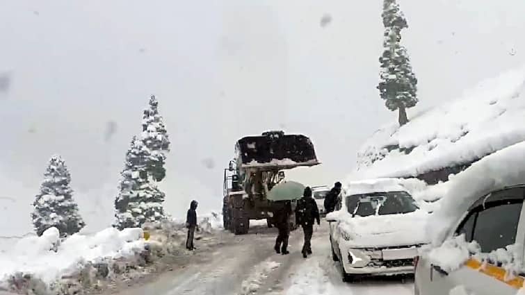 <div>Higher Reaches Of Kashmir Recieve Season's First Snowfall As Winter Arrives Early</div>