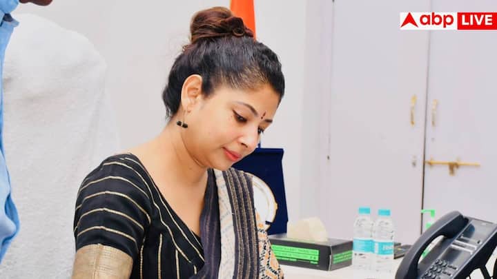 IAS स्मिता सभरवाल सोशल मीडिया पर सबसे ज्यादा एक्टिव रहने वाली अधिकारियों में से एक हैं, जो तमाम जानकारियां साझा करती रहती हैं.