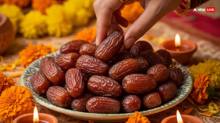 व्रत खोलने के बाद सबसे पहले खजूर खाएं. यह खाना बहुत ही लाभकारी होता है, क्योंकि इसमें नेचुरल शुगर, फाइबर और मिनरल्स होते हैं. जिससे शरीर को तुरंत एनर्जी प्राप्त होती है. यह खाने से पेट भी हल्का रहता है और दिनभर की थकान भी दूर हो जाती है.