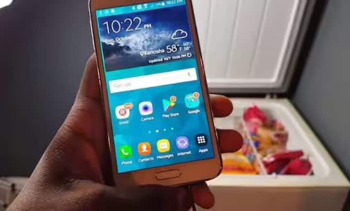 આજકાલ લોકો તેમના ફોનનો ઉપયોગ એટલો બધો વધારે કરે છે કે તેમની બેટરી ઝડપથી ખતમ થઈ જાય છે. તેથી તેઓ તરત જ તેને ચાર્જ પર મૂકી દે છે. પરંતુ ક્યારેક તેઓ તેમના ફોનને યોગ્ય જગ્યાએ રાખવાનું નથી વિચારતા. કેટલાક લોકો તેમના ફોનને રેફ્રિજરેટરની ઉપર ચાર્જ કરે છે.