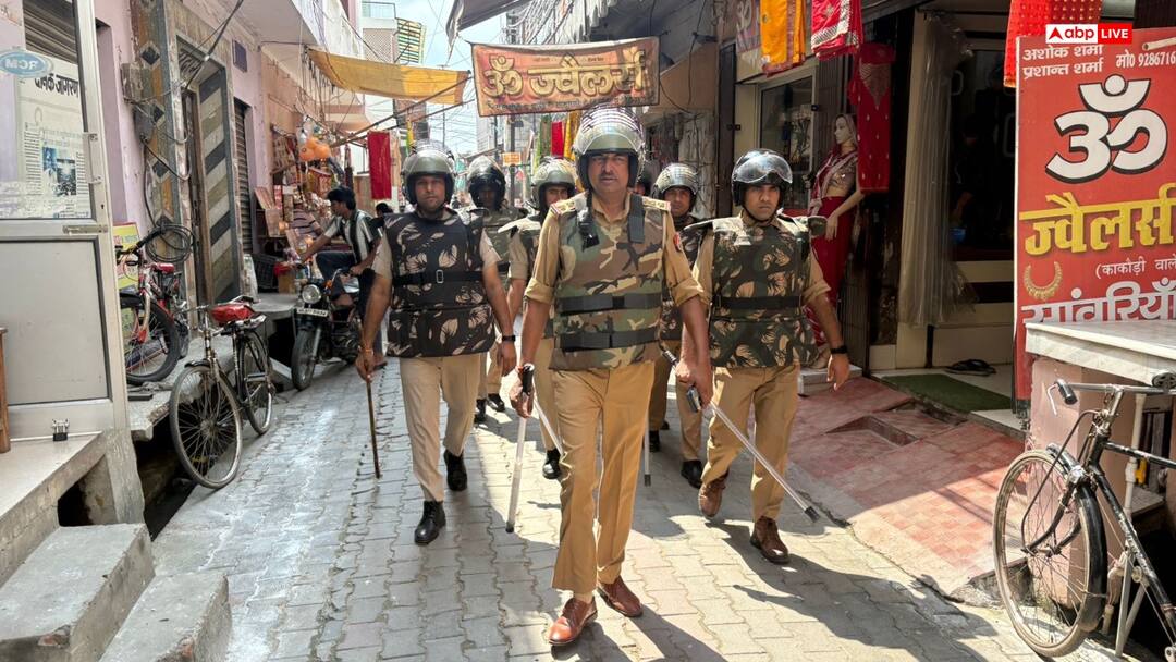 जुमे की नमाज से पहले हापुड़ में सुरक्षा कड़ी, पुलिस ने संवेदनशील इलाकों में फ्लैग मार्च और गश्त बढ़ाई Hapur police security tight in sensitive areas before juma namaz after bareilly violence ann जुमे की नमाज से पहले हापुड़ में सुरक्षा कड़ी, पुलिस ने संवेदनशील इलाकों में फ्लैग मार्च और गश्त बढ़ाई