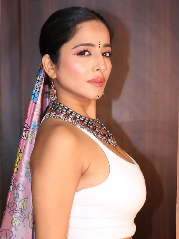 एक्ट्रेस ने अपने इंस्टाग्राम पर पीले रंग के लहंगे में तस्वीरें शेयर कर फैन्स को दीवाना बना दिया है।