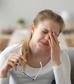 Digital Eye strain : मोबाईल स्क्रीनचा अतिरेक? डोळ्यांच्या आरोग्यावर गंभीर परिणाम; जाणून घ्या!