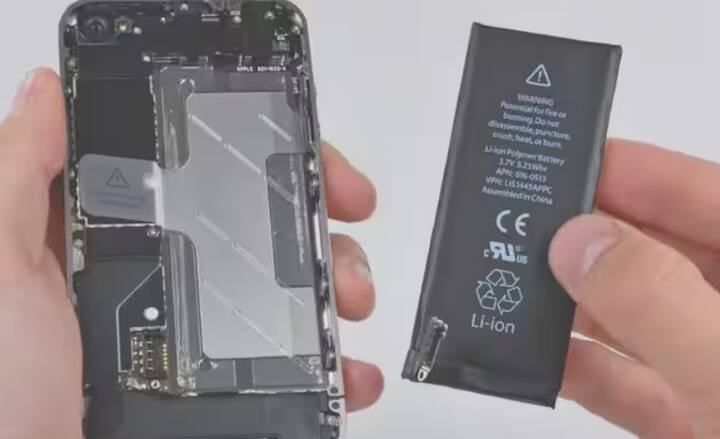 આ બેટરીની ક્ષમતા ઘટાડી શકે છે. ચાર્જિંગ દરમિયાન ફોન ગરમ થાય છે અને જો તેને રેફ્રિજરેટર જેવી જગ્યાએ ચાર્જ કરવામાં આવે છે તો બેટરી ફાટવાનું જોખમ વધી જાય છે. આ ફક્ત ફોનને નુકસાન પહોંચાડી શકે છે પણ આગ લાગવાનું જોખમ પણ ઉભું કરે છે.