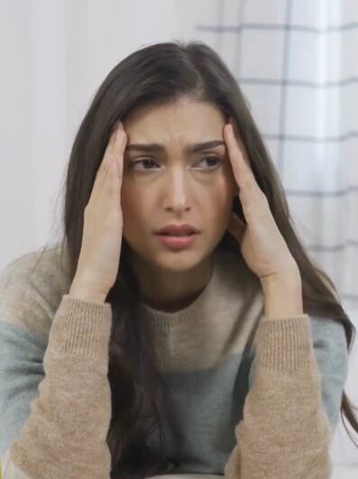 छोट्या  स्क्रीनवर सतत लक्ष केंद्रित केल्याने डोळ्यांना थकवा येतो. मोबाईलचा डोळ्यांपासून योग्य अंतर न राखल्यास डोळ्यांवर अतिरिक्त ताण येतो.