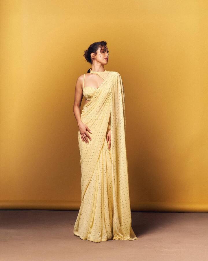 सान्या मल्होत्रा ने हाल ही में हल्के पेस्टल येलो रंग की पोल्का-डॉटेड साड़ी पहनी, जिसमें उनका लुक बेहद एलिगेंट, ग्रेसफुल और क्लासी नजर आ रहा है.