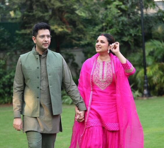 करवा चौथ के मौके पर सजधज कर पति का हाथ थामे हुए आप परिणीति चोपड़ा और राघव चड्ढा के इस पोज को कॉपी कर सकती हैं.