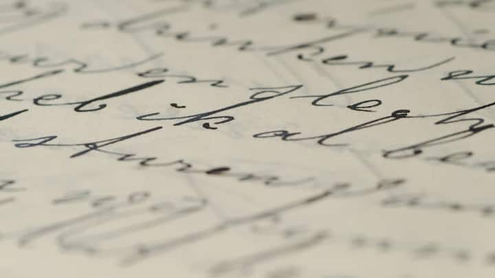 इसका सबसे बड़ा कारण है अत्यधिक व्यस्तता, खासकर भीड़भाड़ वाले सरकारी अस्पतालों में. वहां डॉक्टरों को लगातार मरीजों को देखना, प्रिस्क्रिप्शन लिखना और मेडिकल रिकॉर्ड अपडेट करना पड़ता है. इस तेज काम के दबाव में अक्षर अक्सर धुंधले या टेढ़े-मेढ़े हो जाते हैं.