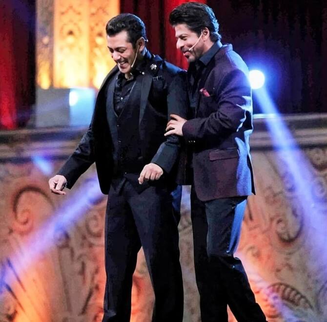 बता दें कि, दोनों की नेटवर्थ में 9,590 करोड़ रुपये से ज़्यादा का अंतर है.