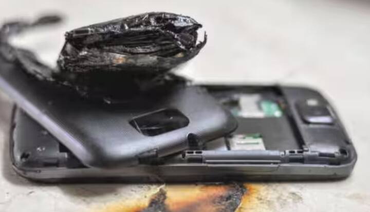 વધુમાં, તમારા ફોનને રેફ્રિજરેટર પર રાખવાથી પડી જવાનું જોખમ વધી જાય છે. થોડો આંચકો ફોન પાડી શકે છે, જેનાથી સ્ક્રીન અથવા બેટરીને નુકસાન થઈ શકે છે. આ નાની બેદરકારી પણ મોંઘી સાબિત થઈ શકે છે. તેથી, આ વાતનું ધ્યાન રાખો.