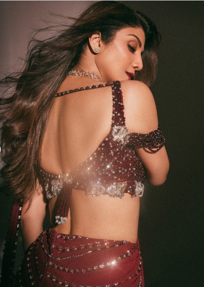 तिने निरोगी जीवनशैली आणि फिटनेसबाबत अनेक लोकांना मार्गदर्शन केले आहे.तिचा लेटेस्ट लूक सर्वांना थक्क करणारा होता, ज्यात तिने बरगंडी रंगाची साडी नेसली होती तिने नेसलेल्या साडीवर सिक्विन्स आणि मण्यांचे काम होते