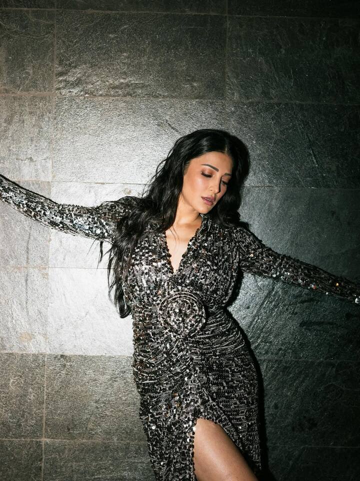 Overall, Shruti is not only because of her acting and singing, but also due to her natural beauty and family look.