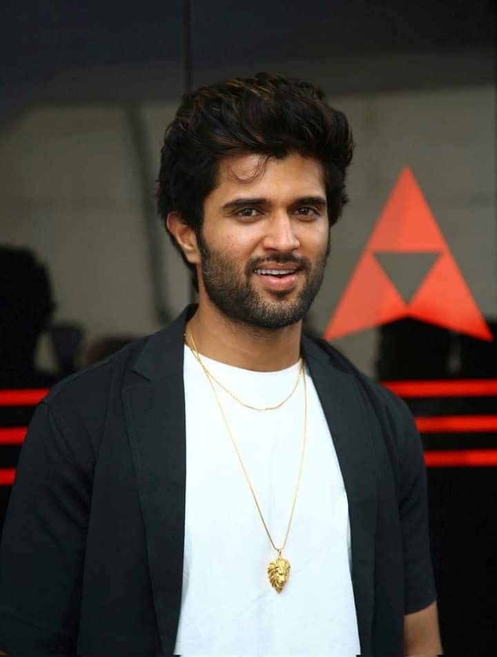 विजय देवरकोंडा यांना लक्झरी कार कलेक्शनचीही आवड आहे, त्यांच्या कलेक्शनमध्ये बीएमडब्ल्यू 5 सिरीजचा समावेश आहे ज्याची किंमत 61-48 लाख रुपये आहे. याशिवाय, त्याच्याकडे 75 लाख रुपयांची फोर्ड मस्टँग,85 लाख रुपयांची व्होल्वो एक्ससी90 आणि 64 लाख रुपयांची रेंज रोव्हर आहे.