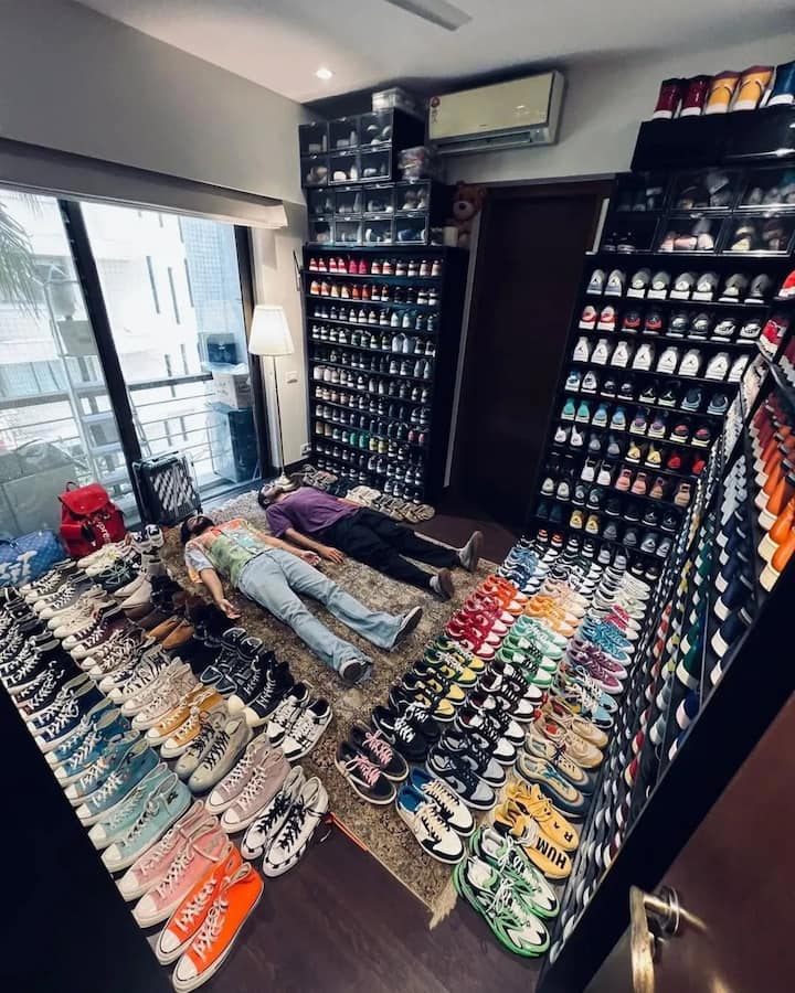 हर्षवर्धन कपूर - अनिल कपूर के बेटे हर्षवर्धन कपूर भले ही इंडस्ट्री में पहचान ना बना पाए हो, लेकिन उनके ठाठ-बाट किसी बड़े स्टार से कम नहीं है. हर्षवर्धन को जूतों का बहुत शौक है. इसके लिए उन्होंने घर में एक अलग ही कमरा बना रखा है.