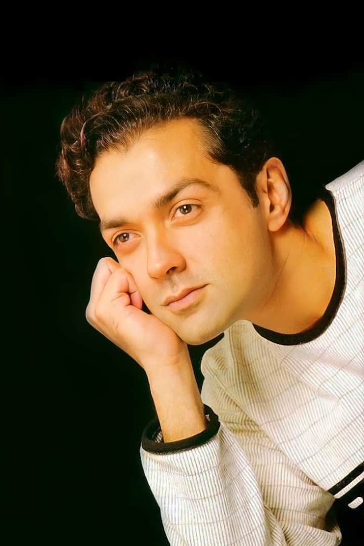 लुक्स के मामले में बॉबी देओल ने सभी को पीछे छोड़ ही दिया था. एक्टिंग के मामले में भी उनकी दमदार वापसी से सभी यंगस्टर्स और लेजेंडरी एक्टर्स को एक बार फिर पीछे छोड़ दिया है.